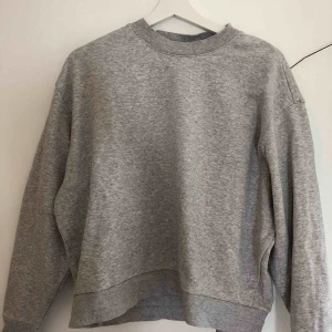  - Tröja från Weekday i strl S😊säljer pga för liten. Använd fåtal gånger. Nypris 200kr. Gratis frakt💗