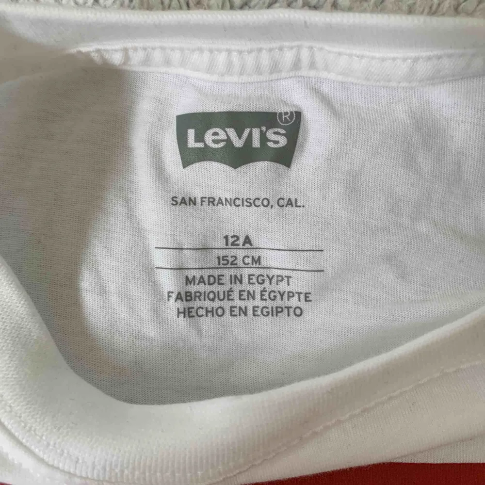 Helt oanvänd Levis t-shirt. Lappen sitter kvar. T-shirts.