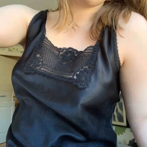  - Fint linne i siden med spets i kragen. Superfint skick. Fri frakt! 