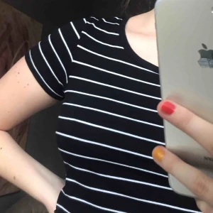  - Snygg, croppad T-shirt !!