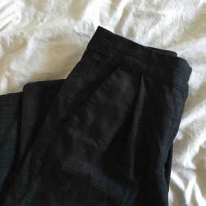  - Supersnygga High waisted trousers från Monki. Dessa rutiga finns inte lägre att köpa (köpt 2018), men samma modell finns fortfarande i andra mönster.   Väldigt fint skick, dessa snygga kostymbyxor passar till allt! Pris kan diskuteras 😁