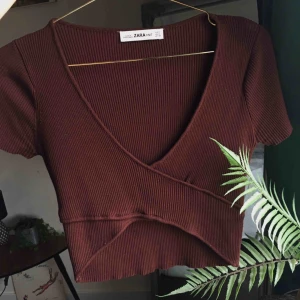  - Söt topp från Zara! Sparsamt använd. Kort fram men går ner längre på ryggen❣️ Frakt på 45kr tillkommer