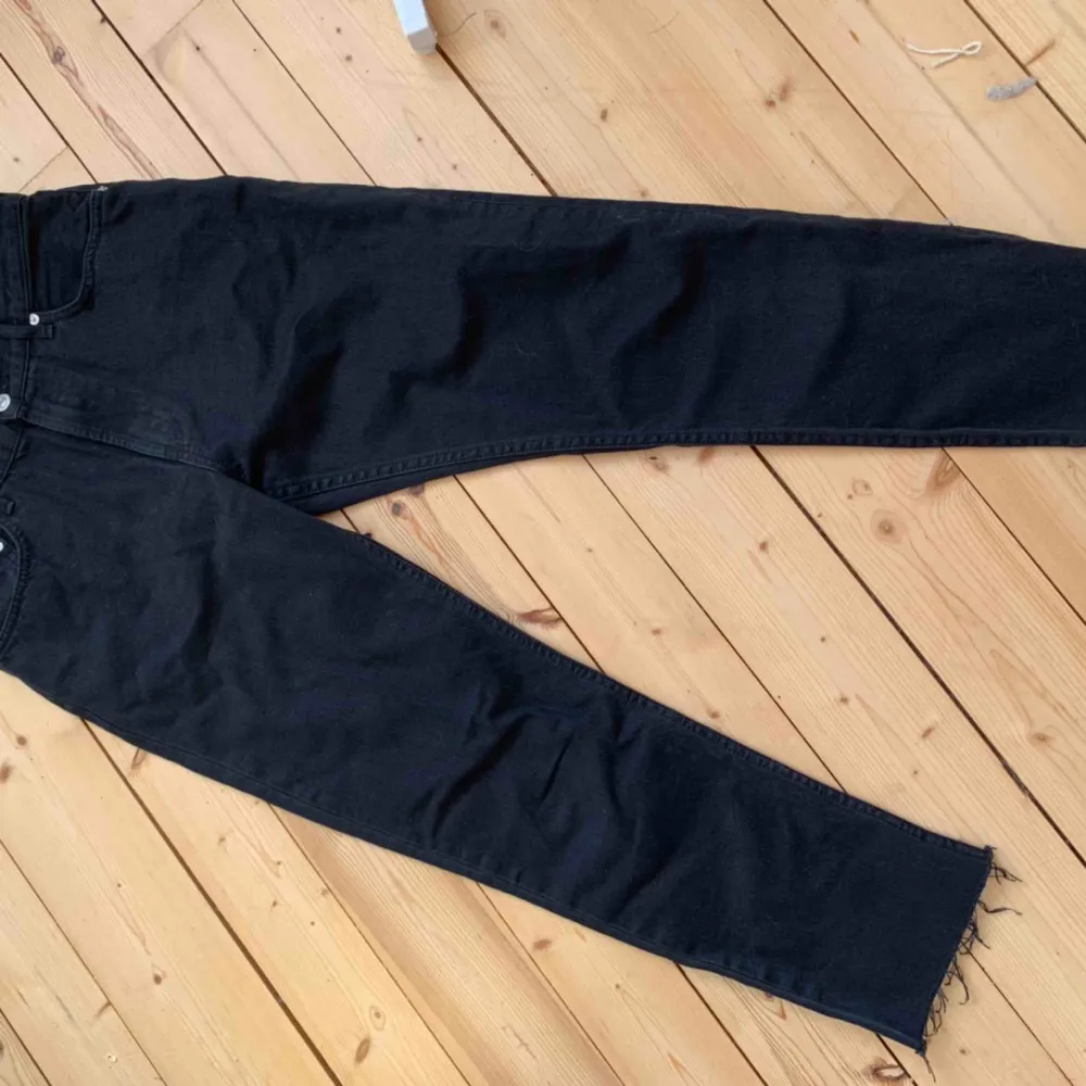 Svarta Mom jeans från Zara i fint skick, strl 36. Köpare står för frakt 59kr i postens blå kuvert . Jeans & Byxor.