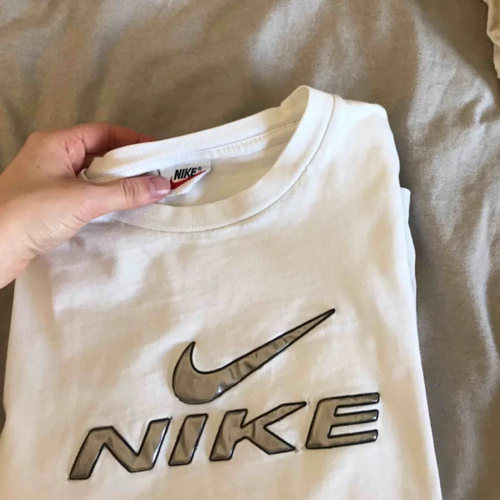 Nike loggan är i reflex 🤯 Frakt tillkommer, betalning sker via swish💕 bara att skicka ett meddelande vid frågor/om du vill ha fler bilder mm🥳 går alltid att pruta . T-shirts.
