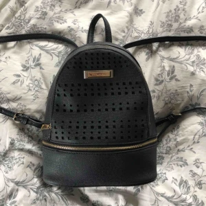  - Snygg mindre ryggsäck från river island! Använt väldigt få gånger så är i jättebra skick! Pris kan diskuteras vid snabbt köp! Köpare står för frakt!😁