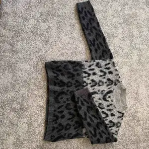 Mörk och ljusgrå leopard tröja från zara. Bra skick! Köparen står för frakt💕 (fråga om fler bilder)
