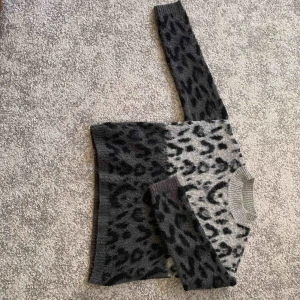  - Mörk och ljusgrå leopard tröja från zara. Bra skick! Köparen står för frakt💕 (fråga om fler bilder)