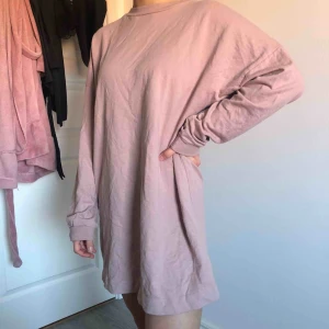  - Oversized tröja från Nelly i tunt material. Kan även användas som klänning. Knappt använd💗