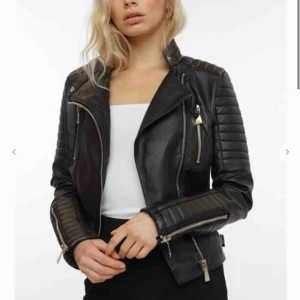  - Populär jacka ifrån chiquelle i storlek 36. Köpt för 700kr och den är i fint skick. Frakt tillkommer också :) vid frågor så skriv bara. 