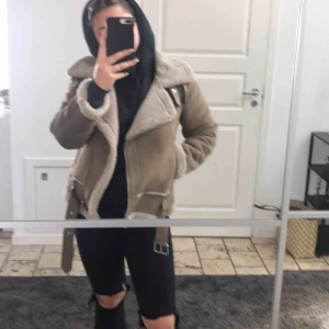  - En skit snygg jacka från Zara. Har bara använt den en gång när jag skulle på middag. Inga slitningar. Köpte den i slutet av januari. Säljer jackan för 450kr. Frakt ingår inte 