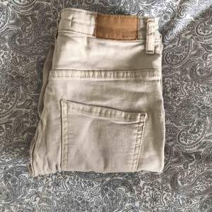 Beiga Molly jeans från Gina tricot🥰 Nästan aldrig använda så dom är i bra skick! Alla plagg tvättas innan de fraktas och köparen står för frakten💕