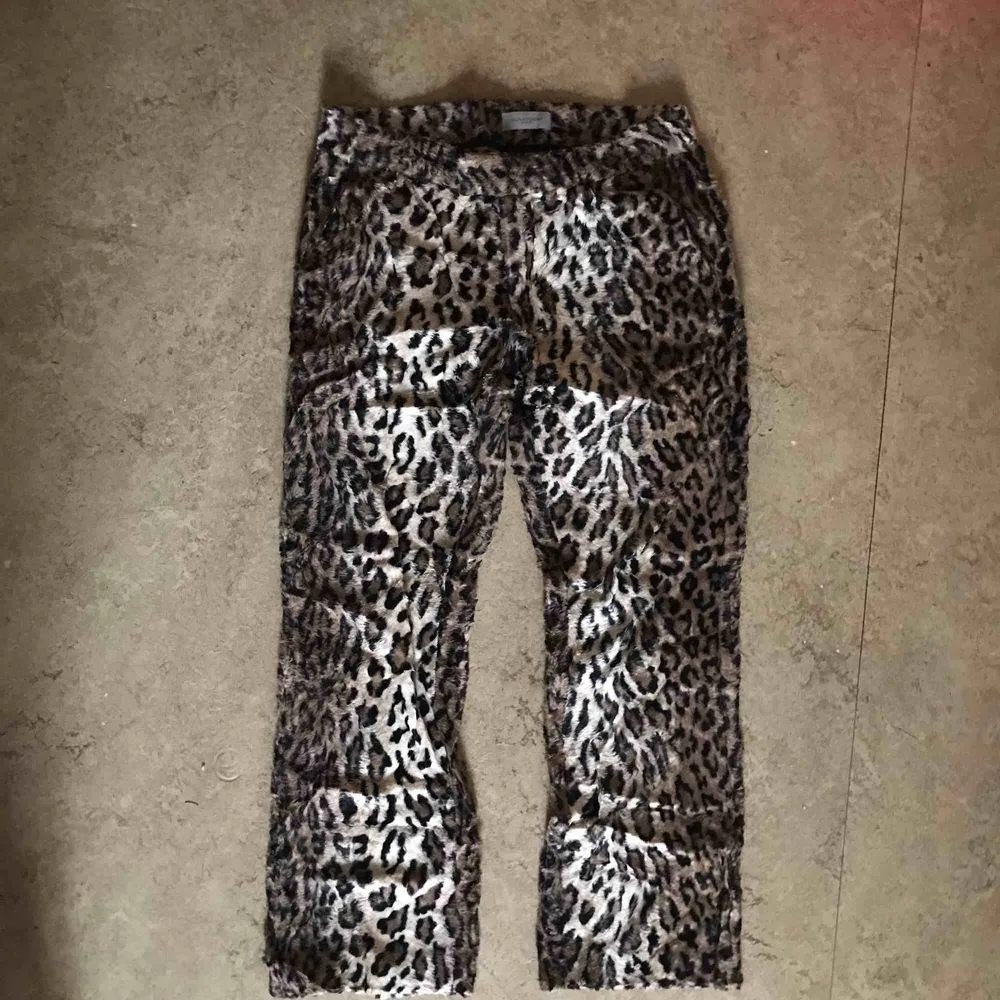 Jag älskar älskar älskar de här byxorna men de är alldeles för små. Leopardbyxor i fluffigt material. De är lite kortare, jag är 168 cm lång och de går till mina anklar. Superfina på men kan tyvärr inte ta en outfitbild eftersom de blivit för små. . Jeans & Byxor.