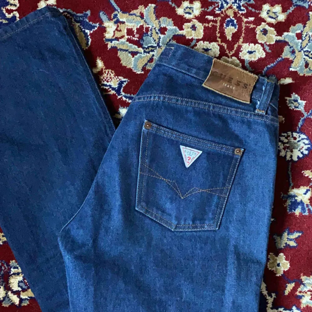 Svinsnygga guess jeans som tyvärr är för små för mig... väldigt snygga och sparsamt använda. (Står size 30 vilket jag skulle säga motsvarar s). Möts upp på söder eller fraktar, fraktkostnad tillkommer . Jeans & Byxor.