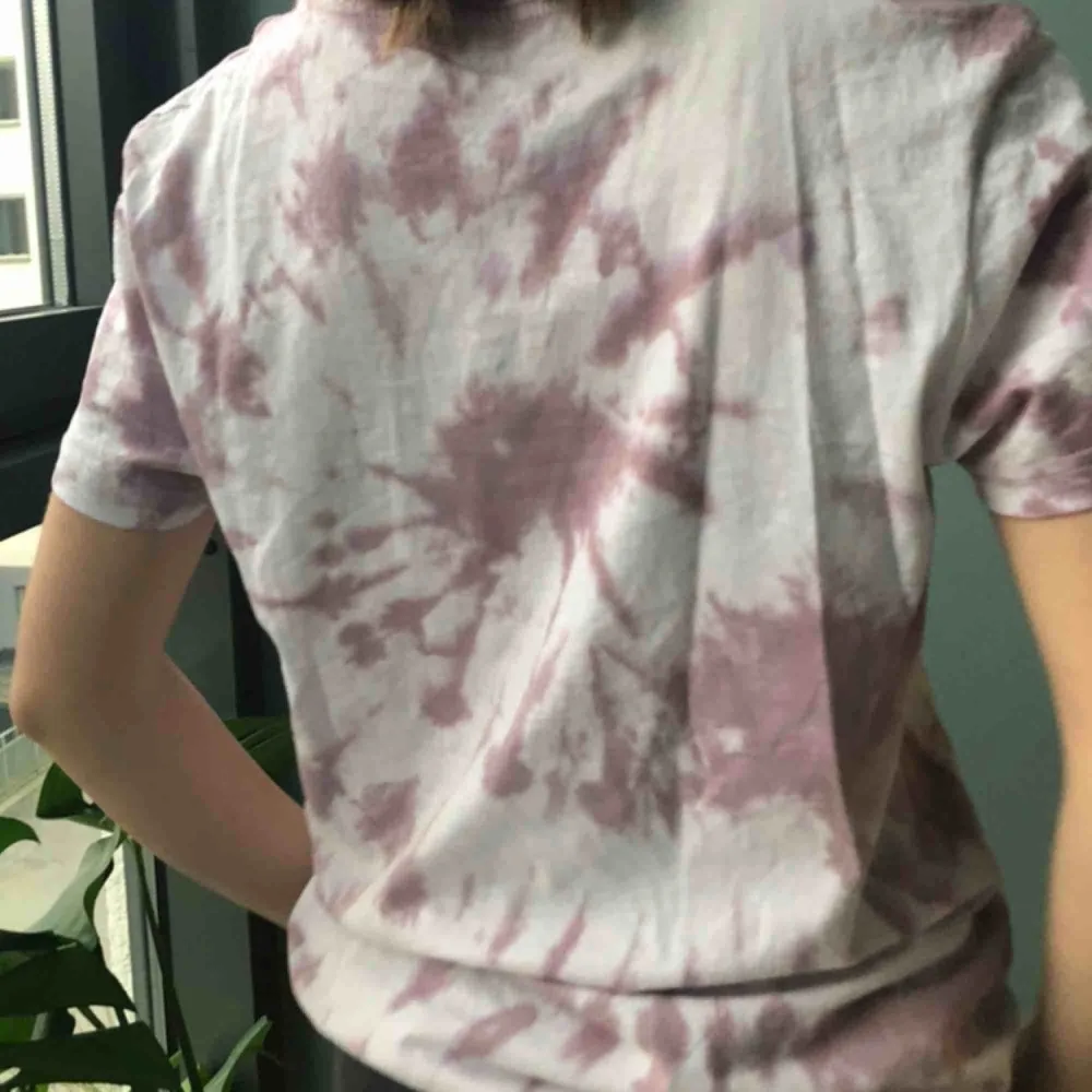 Hemmagjord Tie Dye tröja i lila färg✨ Storlek M i men’s size. 130 kr inklusive frakt. T-shirts.
