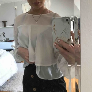  - Vit blus, jätteskön!