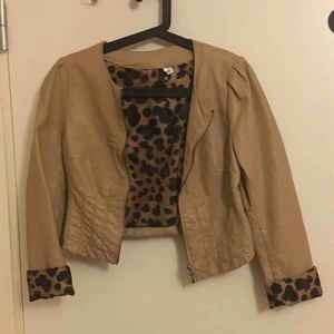  - Leopardjacka i ”fuskskinn” strl 38 från HM. Knappt använd, mycket bra skick!