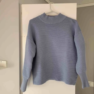  - Snygg polo-tröja från Cubus med coola detaljer (Ljusblå i verkligheten). Köptes för 199kr.