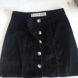  - svart manchester kjol💙💙Skriv privat för mer info om plagget. Frakten är oftast 63kr med postkort skicka lätt men om det är mindre plagg=billigare. Är öppen för byte. Paketpris går att fixa!! Tveka inte att höra av er vid frågor!! 🥰🥰🥰