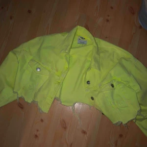  - O M G! Så cool neon jacka från Zara! Lite smutsig:( därav priset! Men passar perfekt till våren🍒