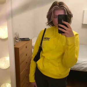 Vans hoodie  - NY ANNONS!! Säljer min gula vans hoodie nästan aldrig använd och hoppas på att den kan få en ny ägare! Är storlek S och sitter på mig som är M. Hoodie+frakt :)