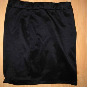  - Jätte fin stretchig kjol från Nelly passar s/m! Formar höfter och rumpan jätte fint, knappt använd🍒