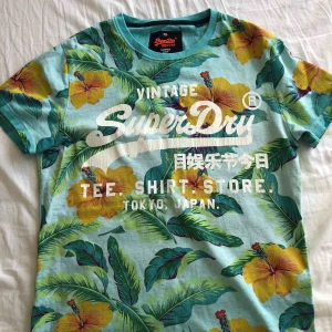  - Blommig t-shirt från superdry i storlek small