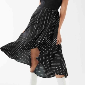  - Jätte fin kjol från Gina tricot. Har inte kommit till användning pga har ett liknande plagg, så den är i jätte gott skick. Köparen står för frakt. 