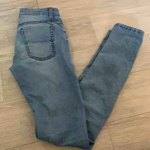 Säljer mina otroligt fina jeans från Filippa K. Använda fåtal gånger och i väldigt bra skick! Superfina byxor med hög midja!