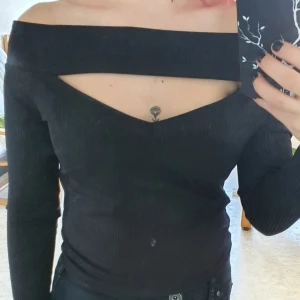 Zaful Off shoulder tröja S  - Långärmad tröja i storlek S. Cut out urringning. Aldrig använd, bara provad. Frakt inkluderad i priset, finns i Göteborg och jag har Swish 