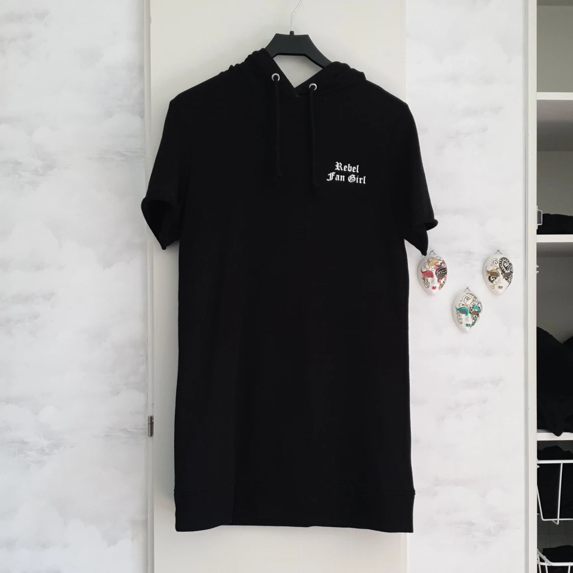 T-shirt klänning med luva