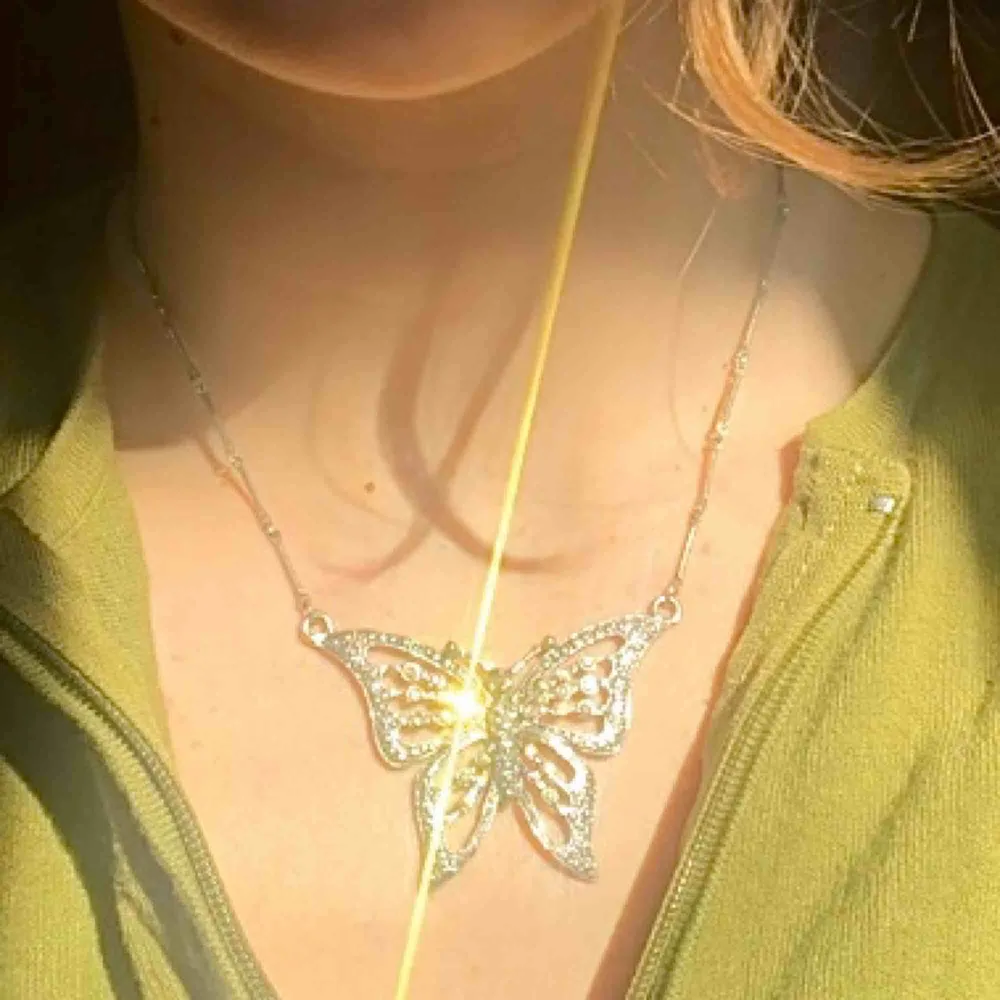 Halsband med fjäril. Justerbar i längden på kedjan men har ”trasslat sig” pyttelite längst ut (se bild 3). 🦋+Frakt 11kr. Accessoarer.