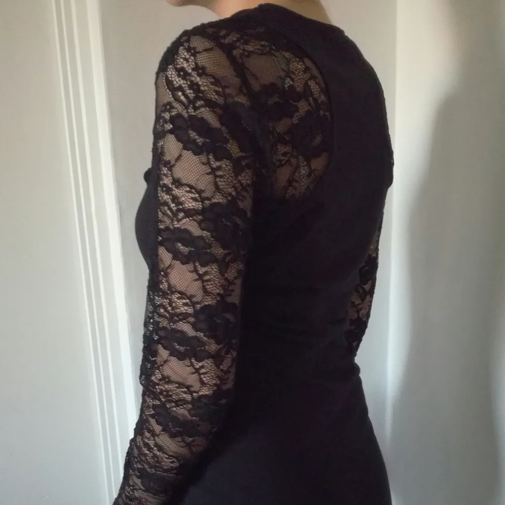 En svart klänning som är figursydd. Är i bra skick och säljer för att den inte används längre. Når knäna på mig som är 177cm [Tar endast swish] köparen står för frakt. Klänningar.