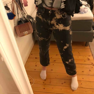  - Säljer ett par jeans från weekday i modellen Voyage som jag blekt själv💞 dom är superfina men säljer pga att dom är lite för korta på mig som är 179👍🏽
