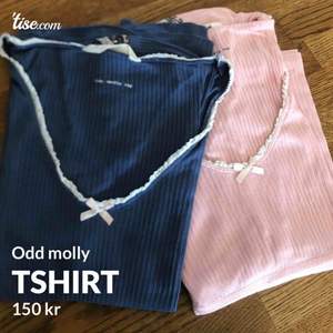 T-shirt från Odd Molly i blått och rosa. Storlek 0 motsvarar en XS/S. 