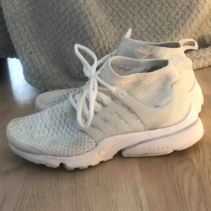  - sköna Nike Air Presto Flyknit i helvit. Nypris är ungefär 1400. Säljer för att de ej blir använda. Köpare står för frakt💝💝