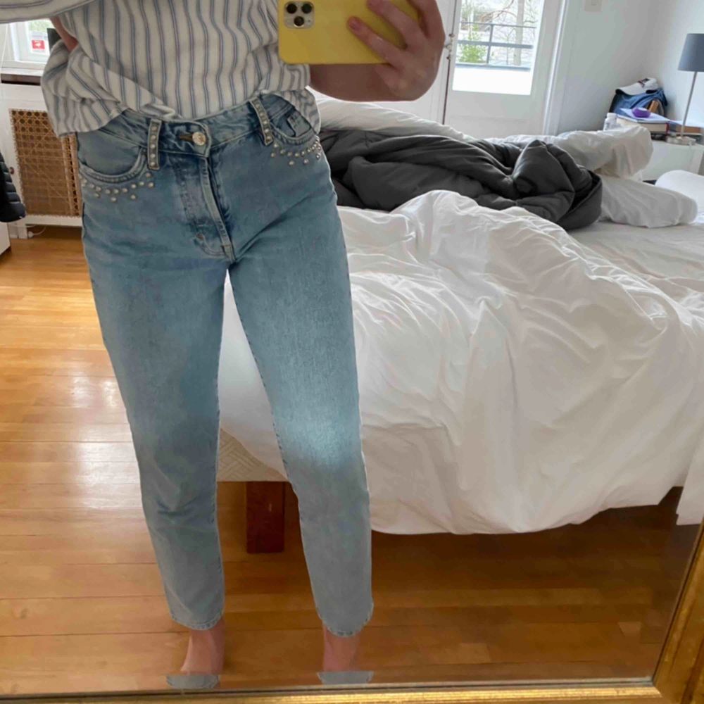 Jeans från H&M med coola nitar, perfekta till våren!🤍🤍 Säljer dom för att dom är förstora för mig:(  därav inte mycket använda alls, i mycket bra skick!☺️. Jeans & Byxor.