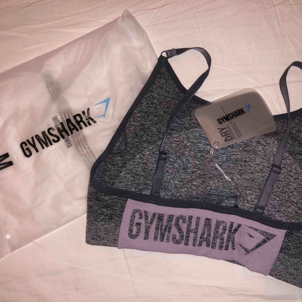 Gymshark Flex Strappy Sports Bra - Grey/Pink storlek M 200 kr + 63 kr porto (skicka lätt)  Helt ny och oanvänd. Toppar.