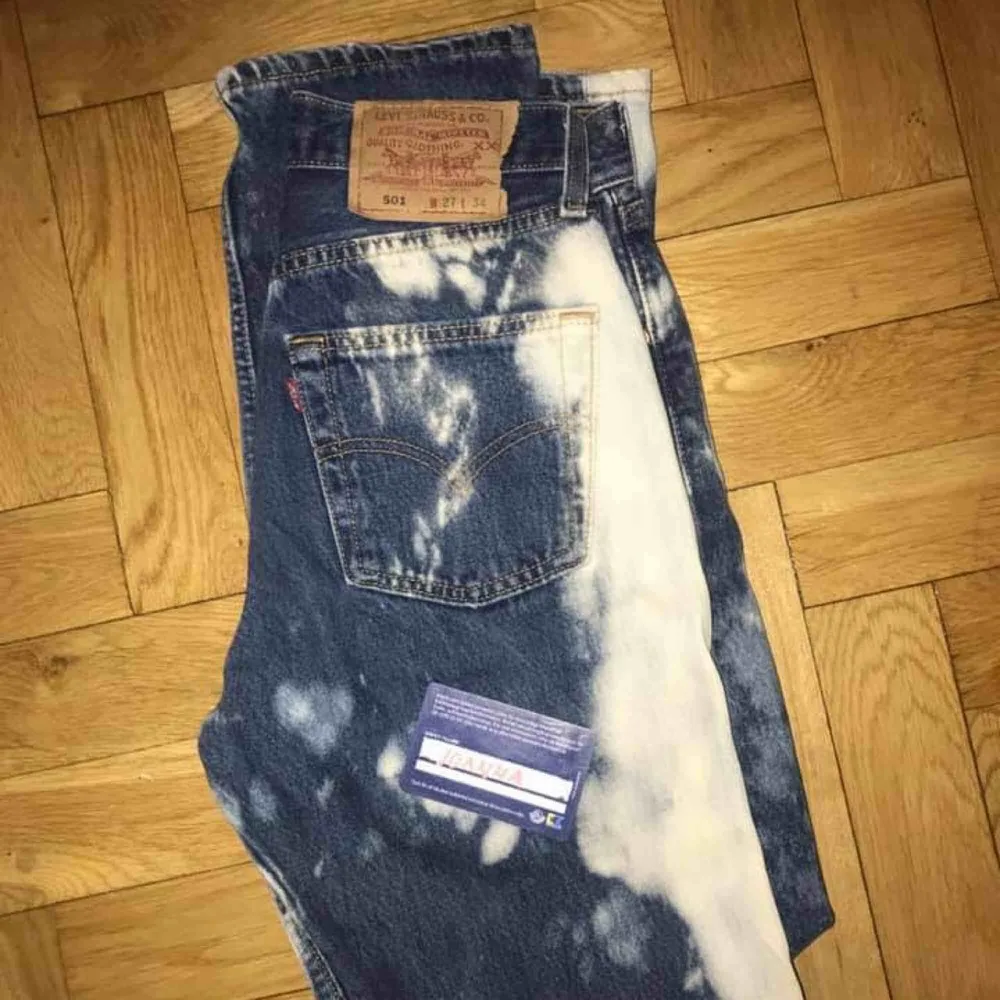levis 501or köpta på urban outfitters mkt bra skick stl: W27 L34. Jeans & Byxor.
