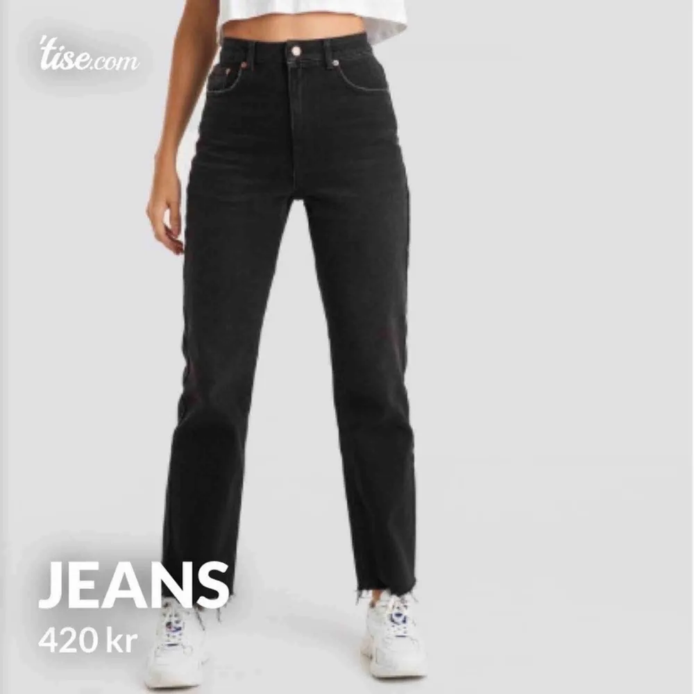 Jätte snygga och populära jeans, bara testade en gång, sprillans nya med lappen frf på köpta för 500kr. Frakt tillkommer. Jeans & Byxor.