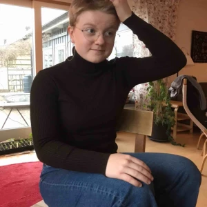  - Jättemysig turtleneck i mörkbrunt ribbat tyg. Mycket stretchig så passar de flesta beroende på hur man vill att den ska sitta.