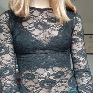 Festtopp - Använd 1 gång, säljs pga inte min stil. Lappen bortklippt men storlek S/XS. Mötas upp i hbg, annars står köparen för frakten om du inte sammanlagt köper för mer än 250 kr!