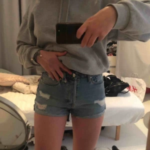  - Säljer dessa slitna jeans shorts från hm perfekte till sommaren, men för mig kommer dem inte till användning🥰 dem är även lite för tajta för mig enligt mig själv