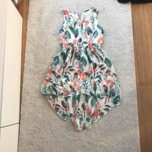  - Fin sommar klänning! Luftig och sval, längre där bak än fram🌺