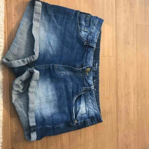  - Blåa shorts i fint skick. Säljer dom för att dom är för stora (inte använda) Priset från början 199kr Skriv för intresse:)☘️ 