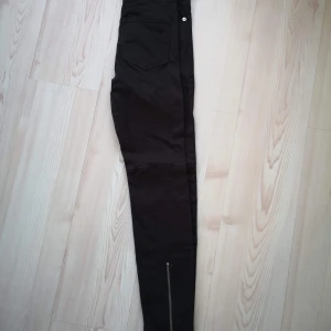 Bikbok byxor - Jätte fina byxor från Bikbok i grå färg med snygga dragkedjor där bak i silver färg.