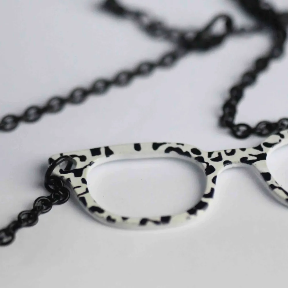 Ett längre halsband i svart kedja med glasögon detalj med prickar! Rolig detalj till skjortan 🥀🕶 . Accessoarer.