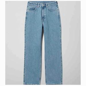 Ett par jätte fina jeans från weekday modellen är (row sky blue) tror jag och anledningen till varför jag säljer är för jag råkade köpa för stor storlek, annars är dom jätte fina och är bra längd och går ner till skorna för mig som är 164 cm lång :)