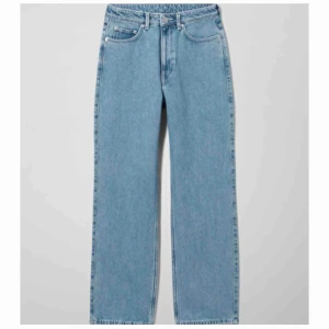  - Ett par jätte fina jeans från weekday modellen är (row sky blue) tror jag och anledningen till varför jag säljer är för jag råkade köpa för stor storlek, annars är dom jätte fina och är bra längd och går ner till skorna för mig som är 164 cm lång :)