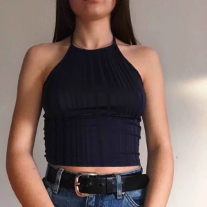  - Croptop med knytning bakom nacken och öppen rygg, perfekt till fester eller varma sommardagar :) inte genomskinlig så BH e inte nödvändigt.  Frakt tillkommer