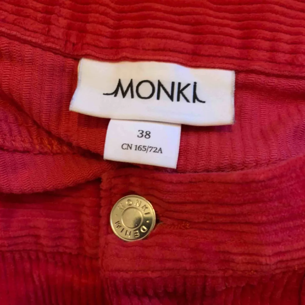 Röd Manchesterkjol från monki i fint skick. Knappt använd därför säljer jag den i hopp om att den får mer kärlek. Köparen betalar frakt, kan mötas upp i Sthlm . Kjolar.